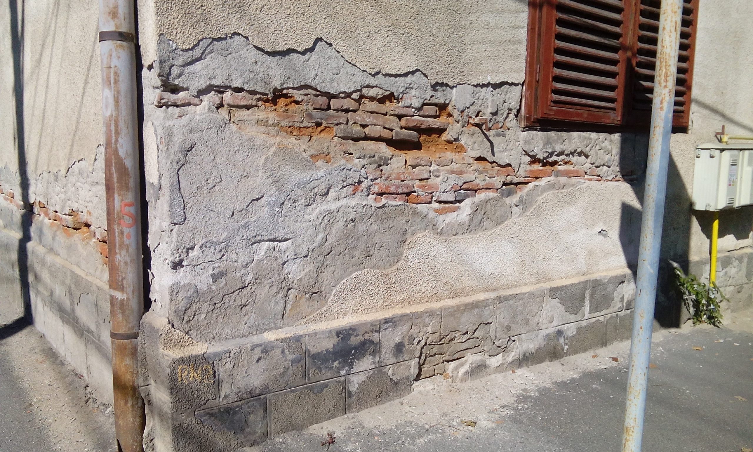 Case tradiționale reparate corect versus ciment rezistent și placări impermeabile
